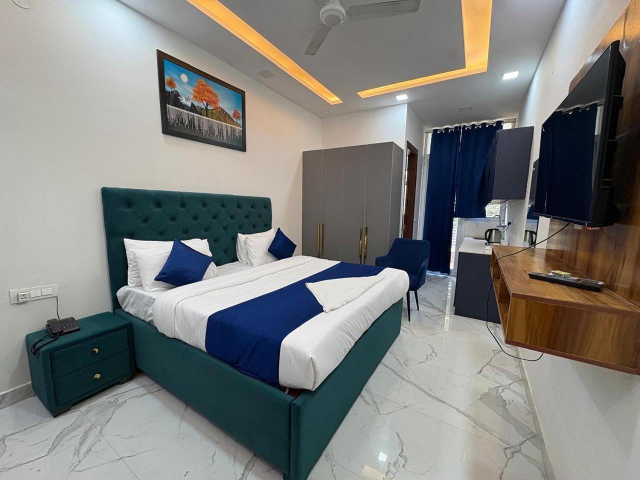 Pacific Inn Eco Central Gurgáon Kültér fotó