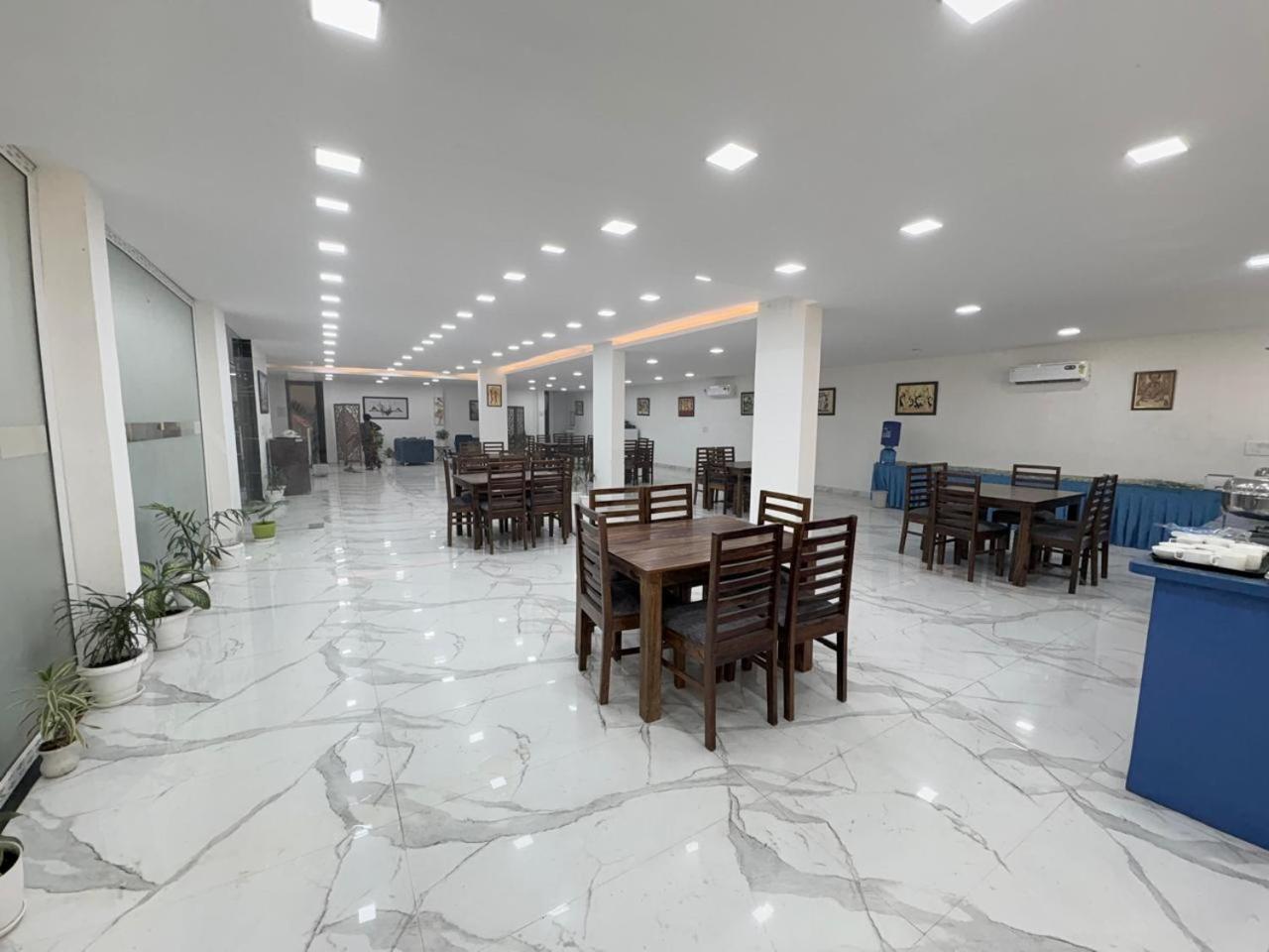 Pacific Inn Eco Central Gurgáon Kültér fotó