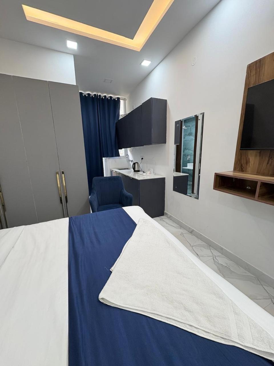 Pacific Inn Eco Central Gurgáon Kültér fotó