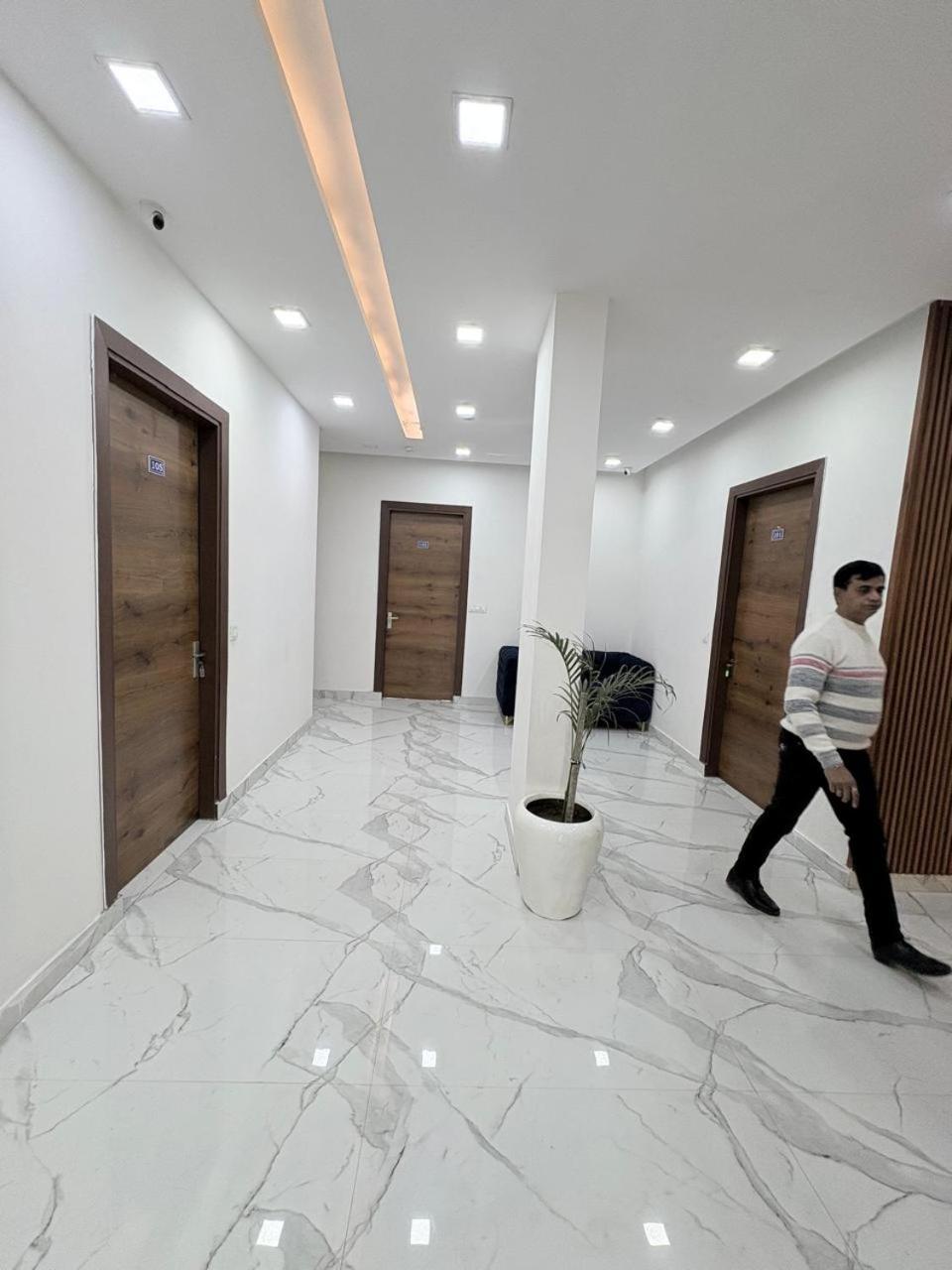 Pacific Inn Eco Central Gurgáon Kültér fotó
