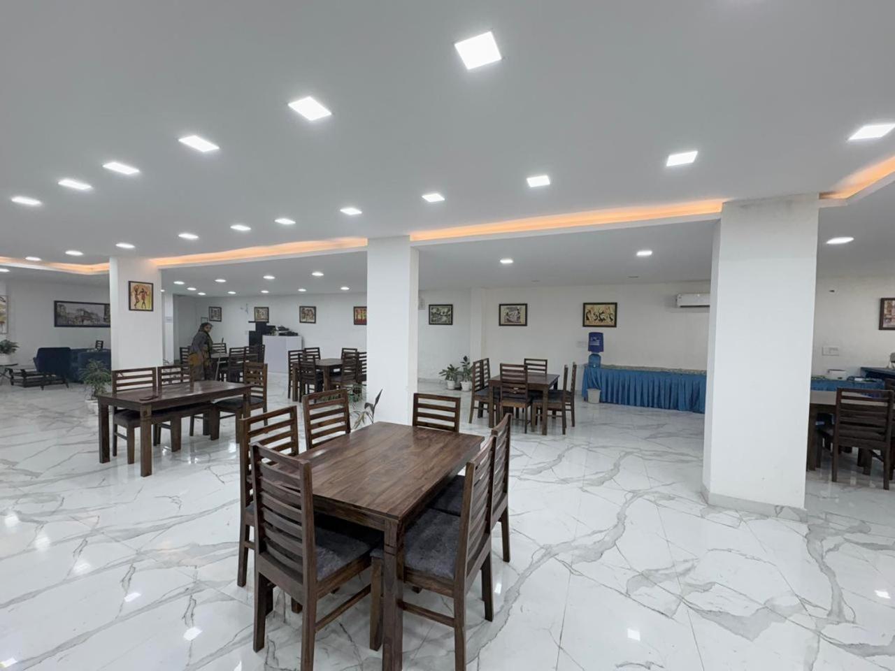 Pacific Inn Eco Central Gurgáon Kültér fotó