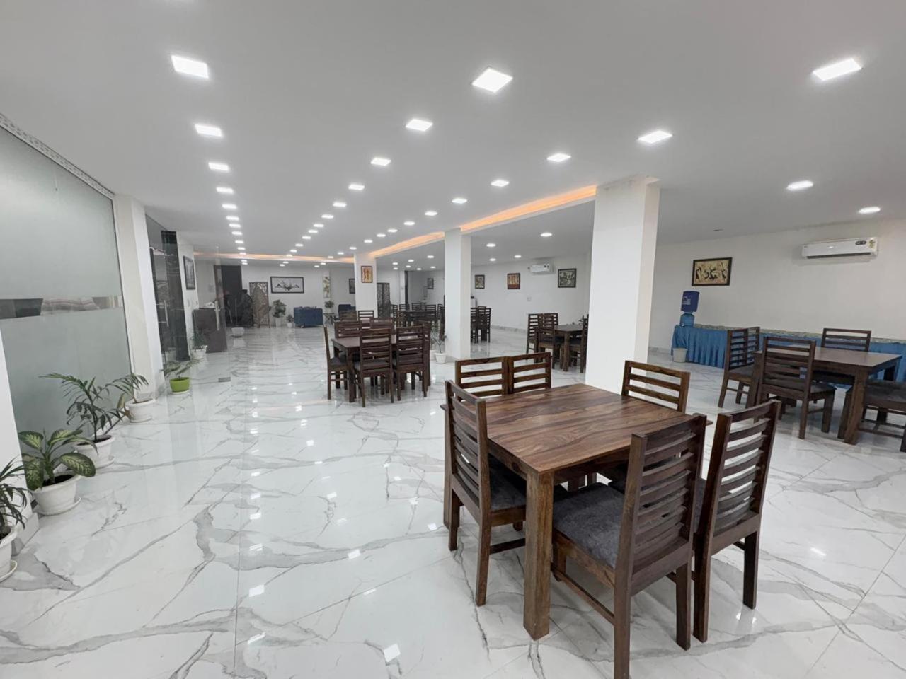 Pacific Inn Eco Central Gurgáon Kültér fotó
