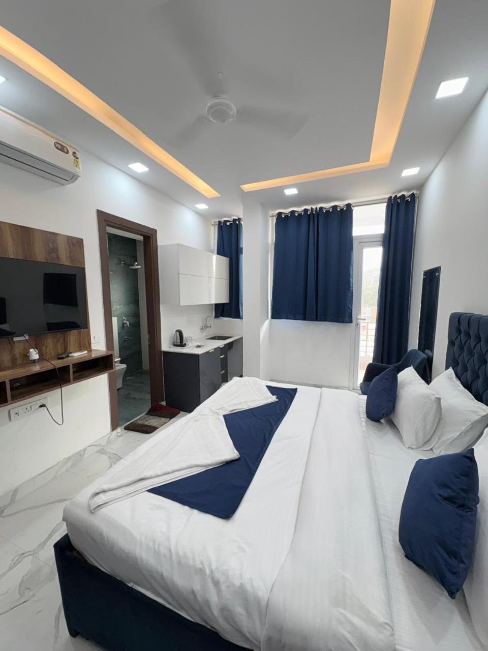Pacific Inn Eco Central Gurgáon Kültér fotó