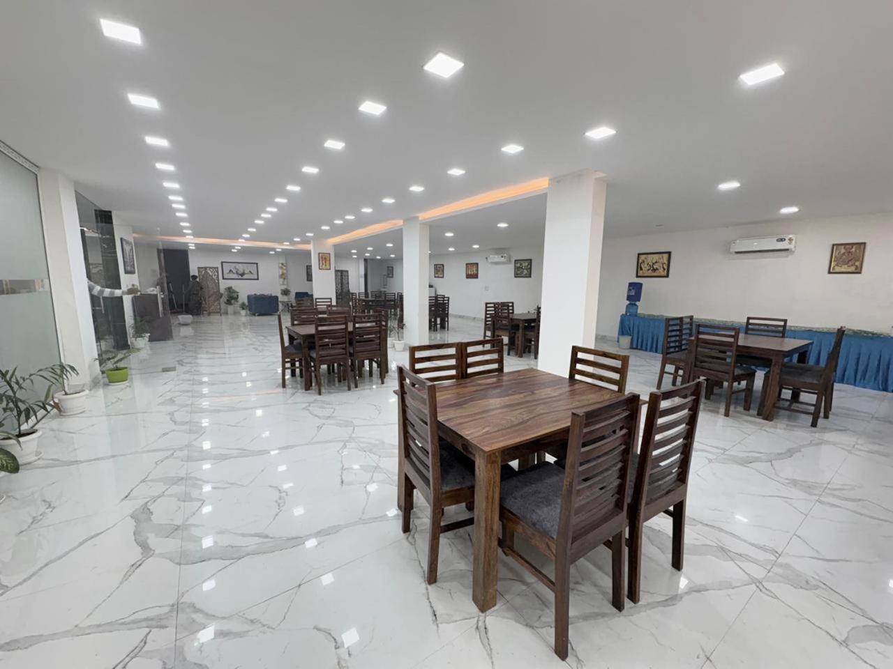 Pacific Inn Eco Central Gurgáon Kültér fotó