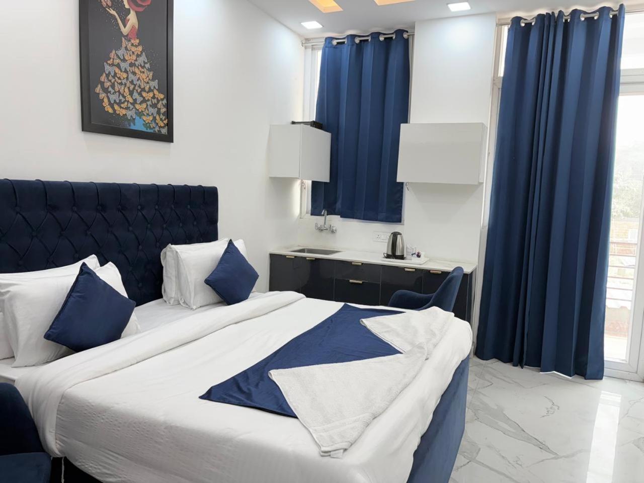 Pacific Inn Eco Central Gurgáon Kültér fotó
