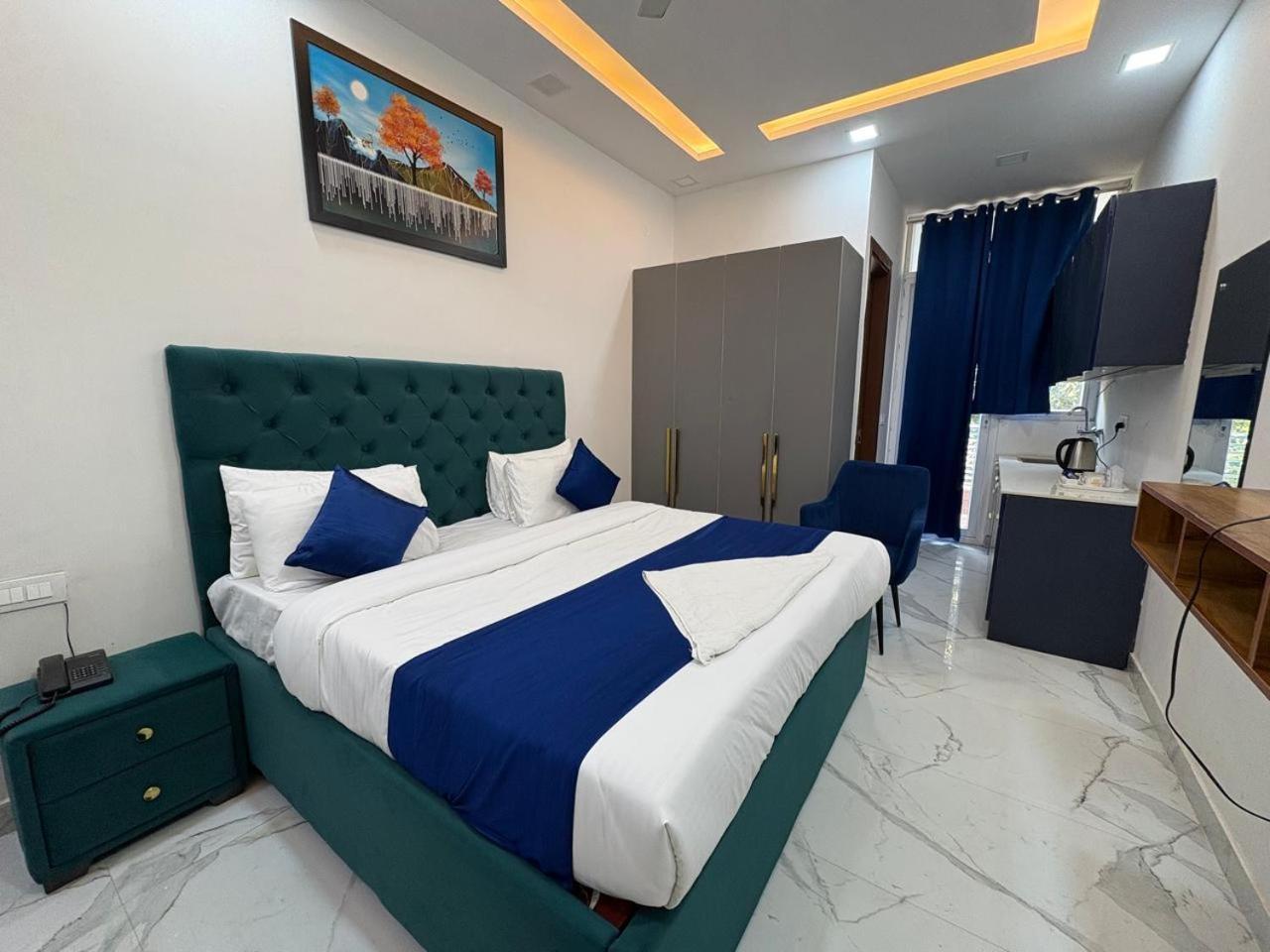 Pacific Inn Eco Central Gurgáon Kültér fotó
