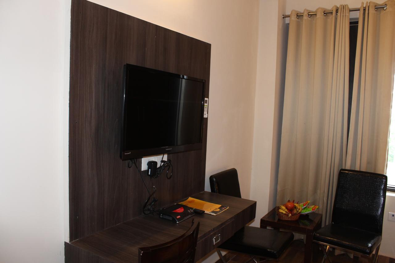 Pacific Inn Eco Central Gurgáon Kültér fotó