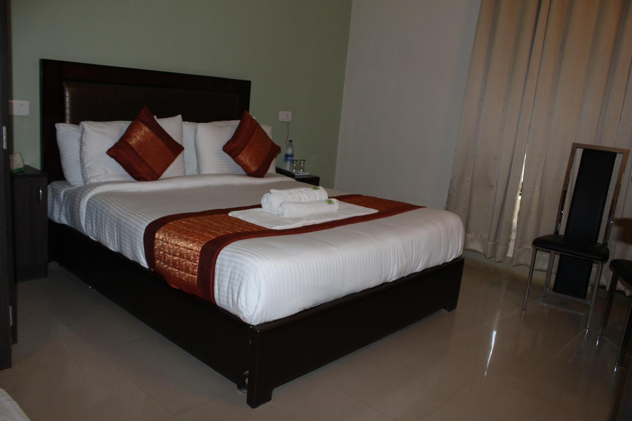 Pacific Inn Eco Central Gurgáon Kültér fotó