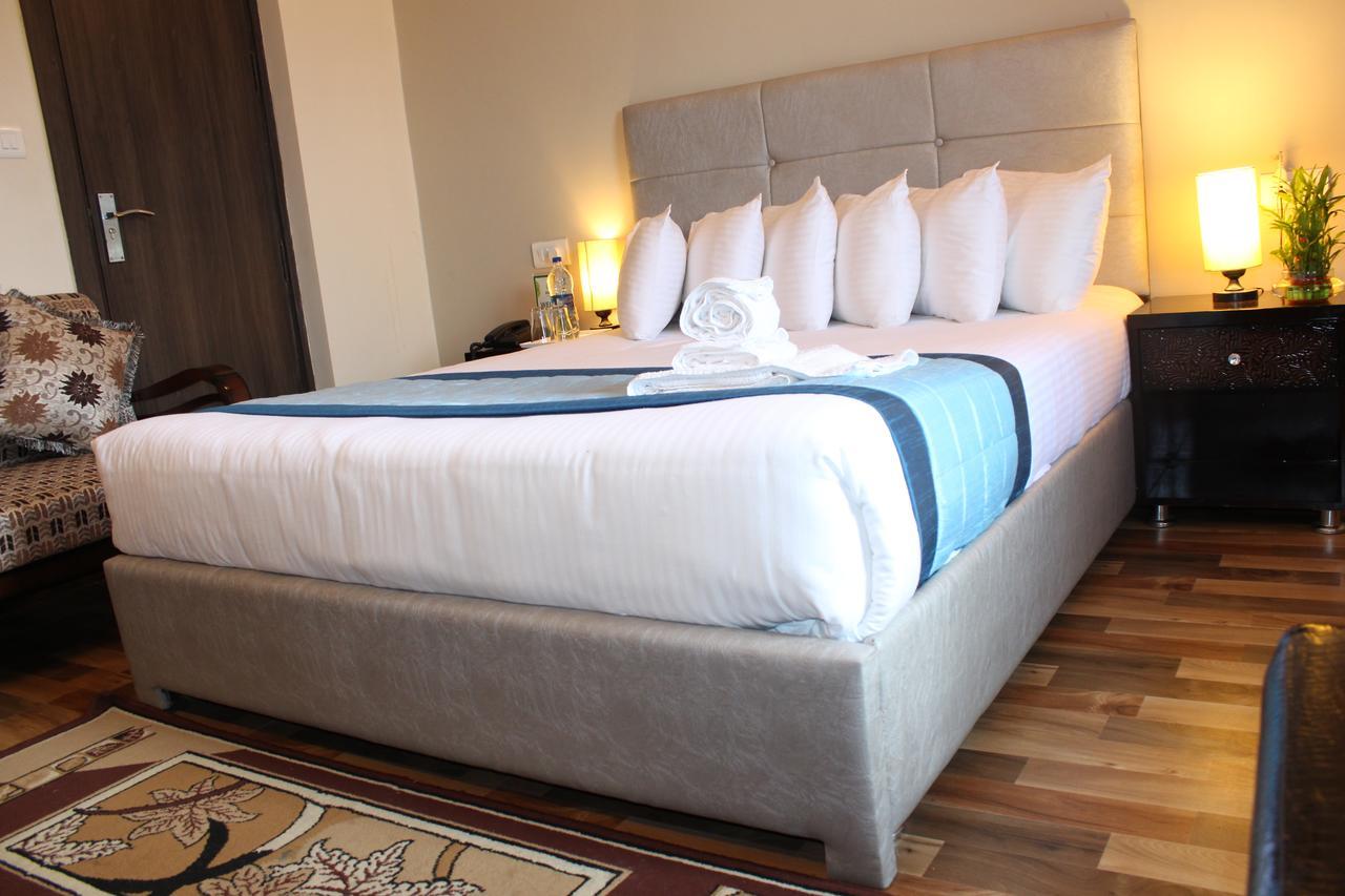Pacific Inn Eco Central Gurgáon Kültér fotó