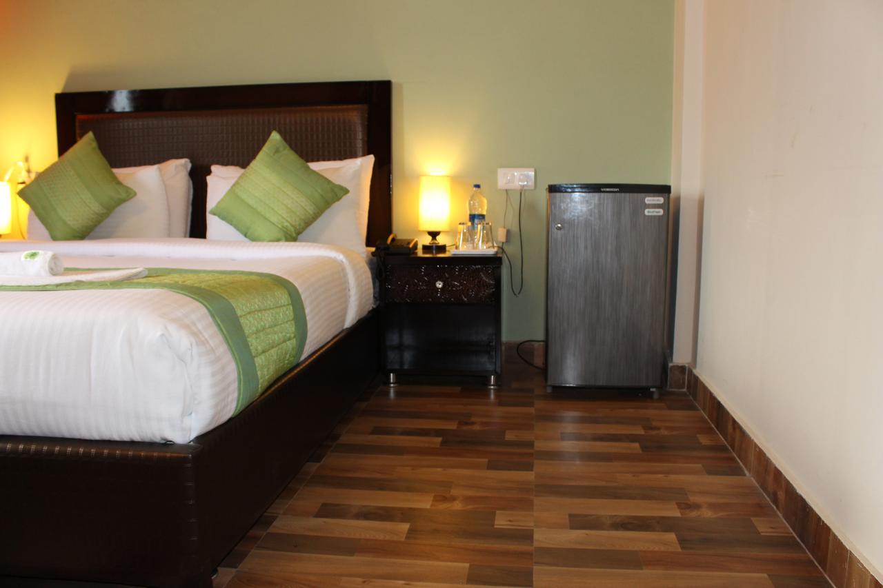 Pacific Inn Eco Central Gurgáon Kültér fotó