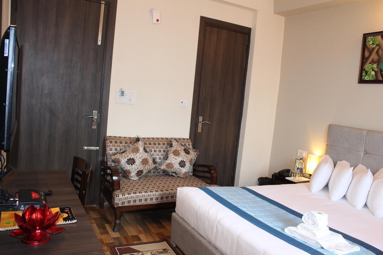 Pacific Inn Eco Central Gurgáon Kültér fotó