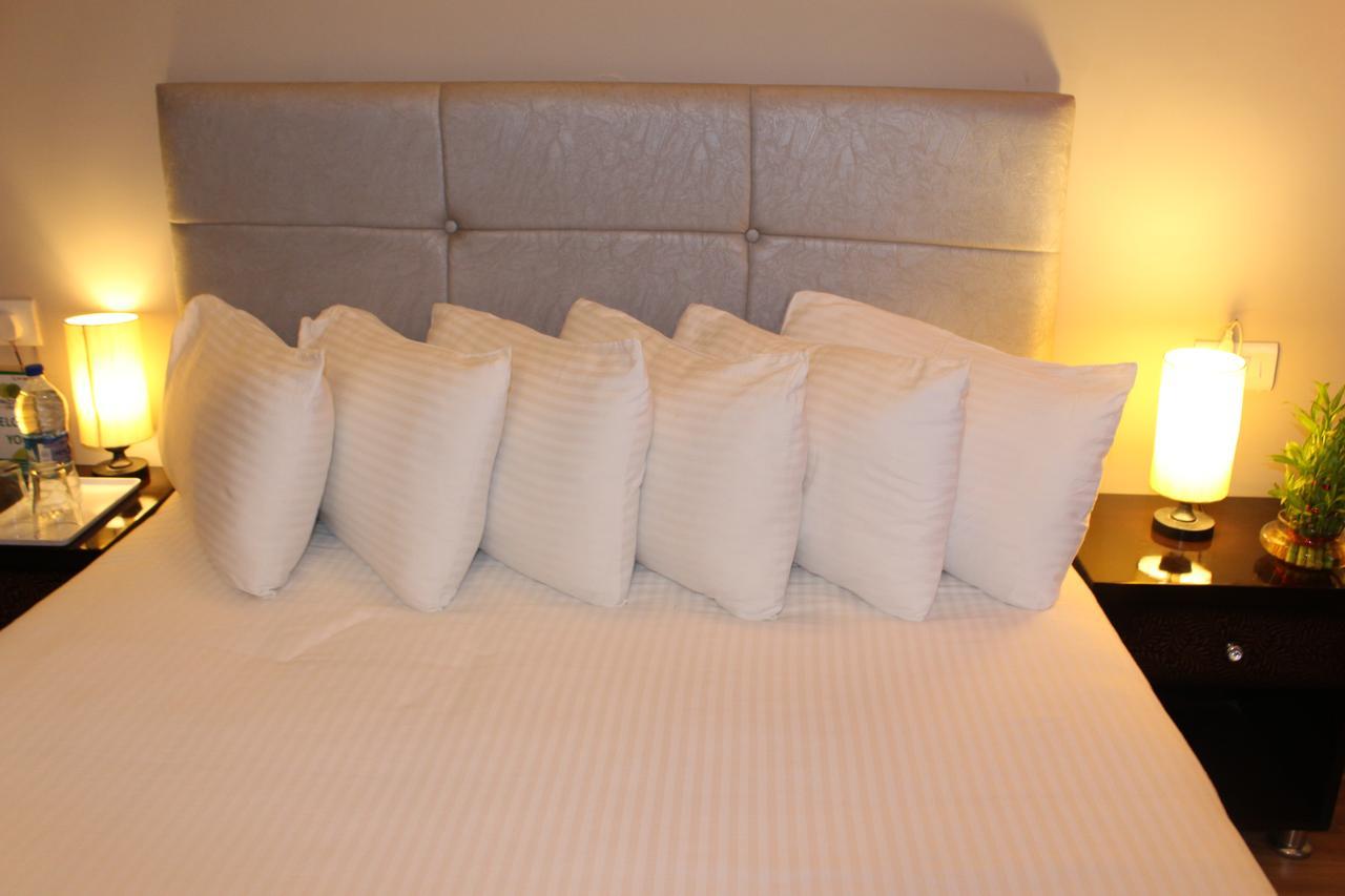 Pacific Inn Eco Central Gurgáon Kültér fotó