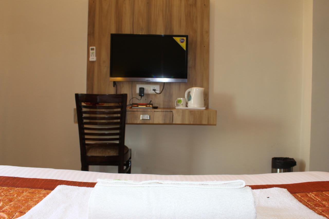 Pacific Inn Eco Central Gurgáon Kültér fotó