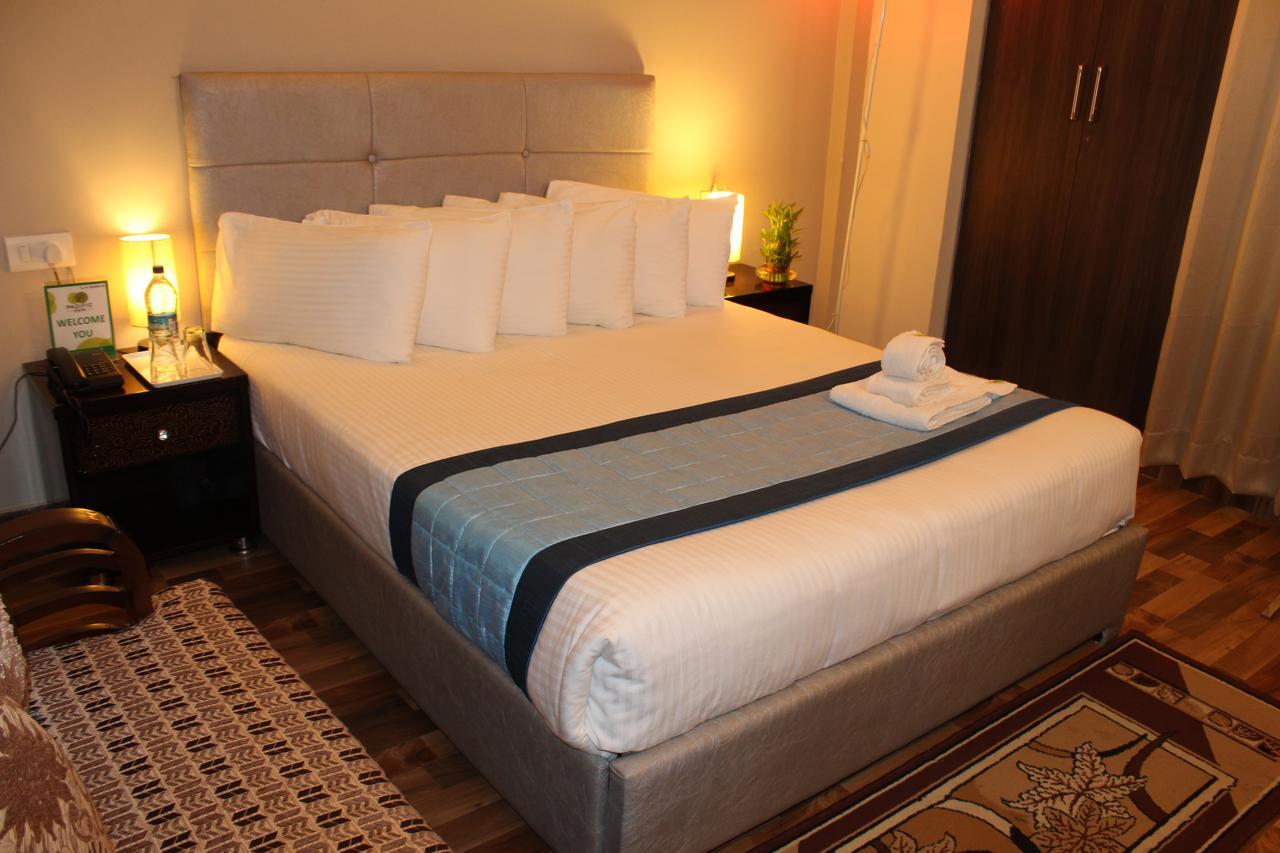 Pacific Inn Eco Central Gurgáon Kültér fotó