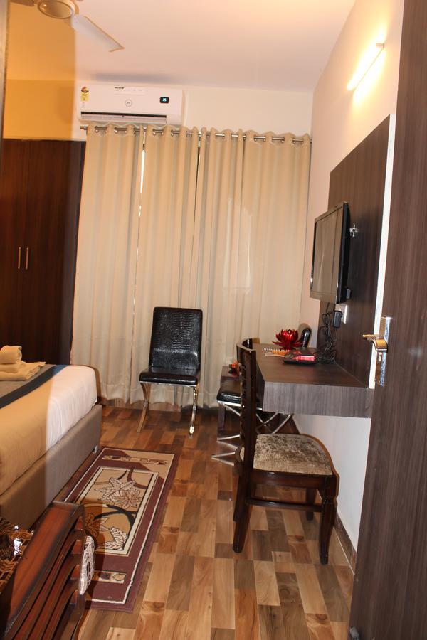 Pacific Inn Eco Central Gurgáon Kültér fotó
