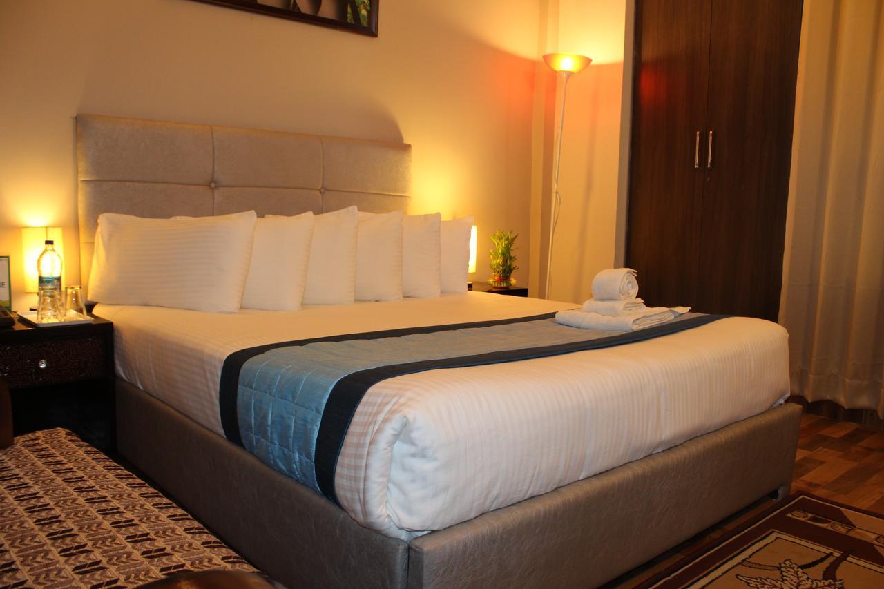 Pacific Inn Eco Central Gurgáon Kültér fotó