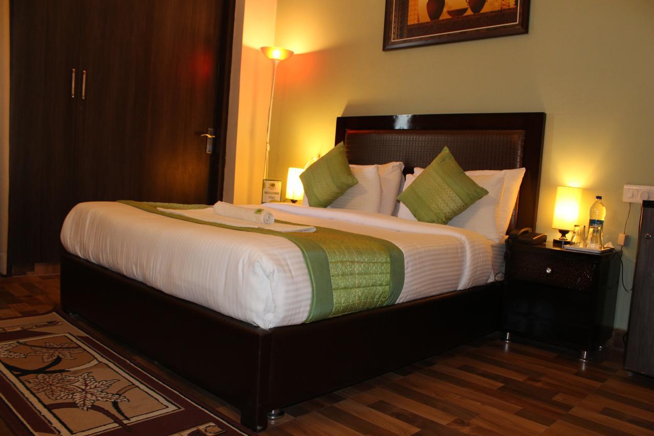 Pacific Inn Eco Central Gurgáon Kültér fotó