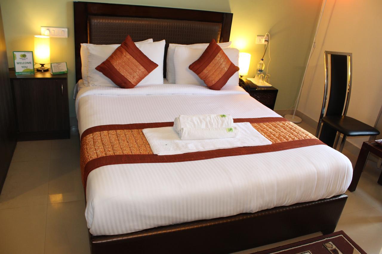 Pacific Inn Eco Central Gurgáon Kültér fotó