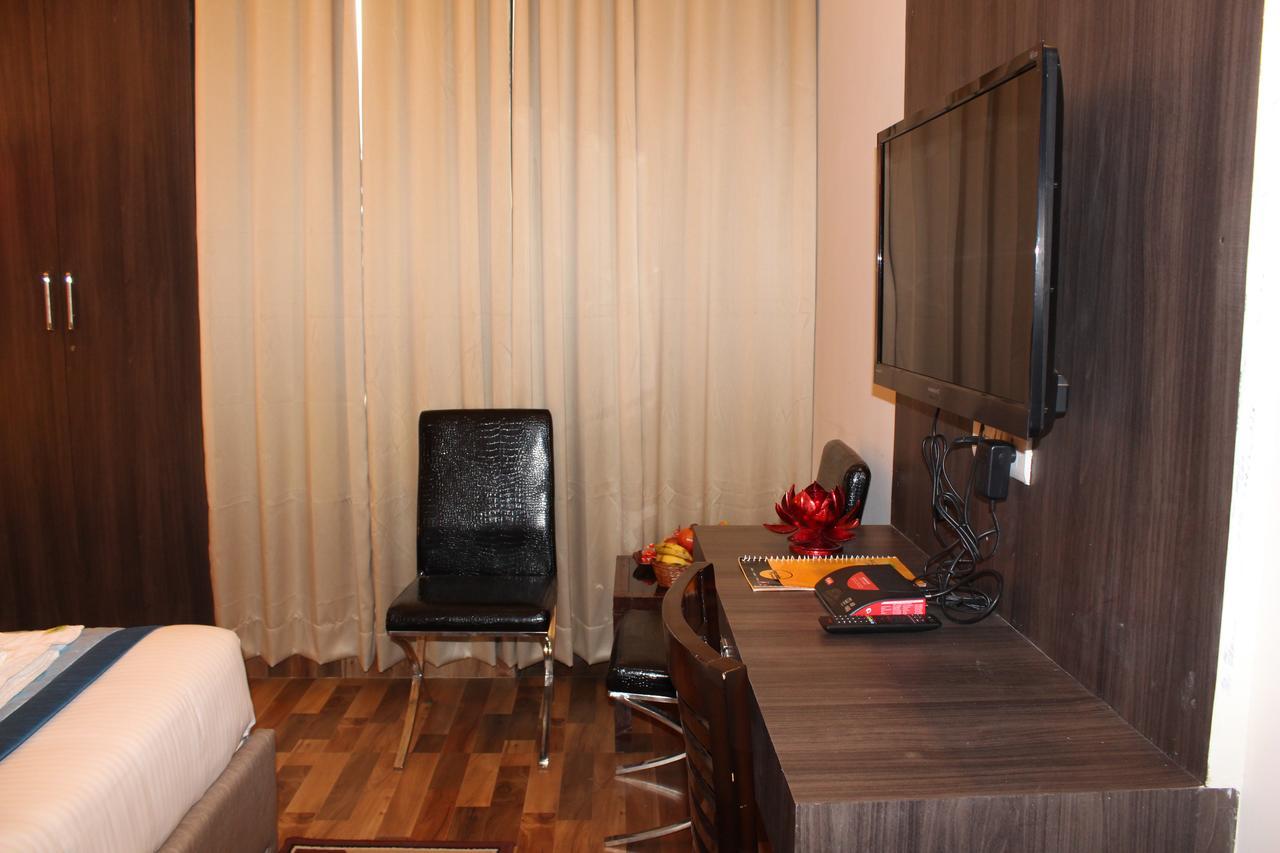 Pacific Inn Eco Central Gurgáon Kültér fotó