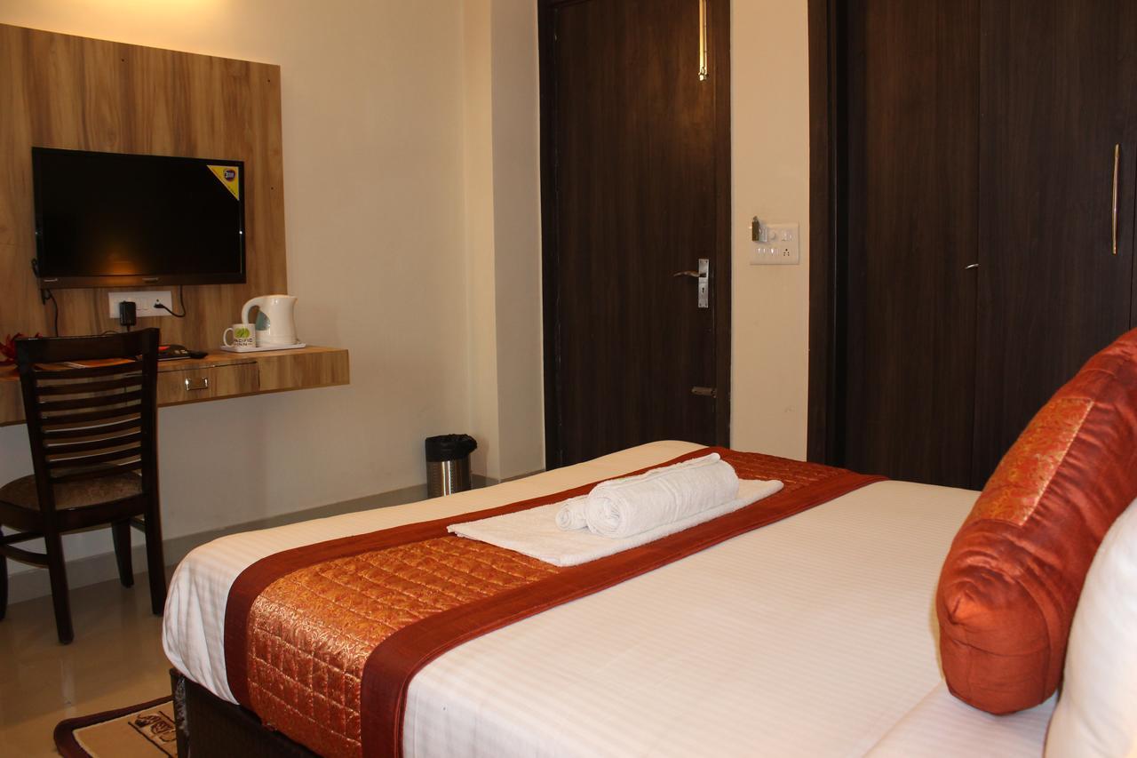 Pacific Inn Eco Central Gurgáon Kültér fotó
